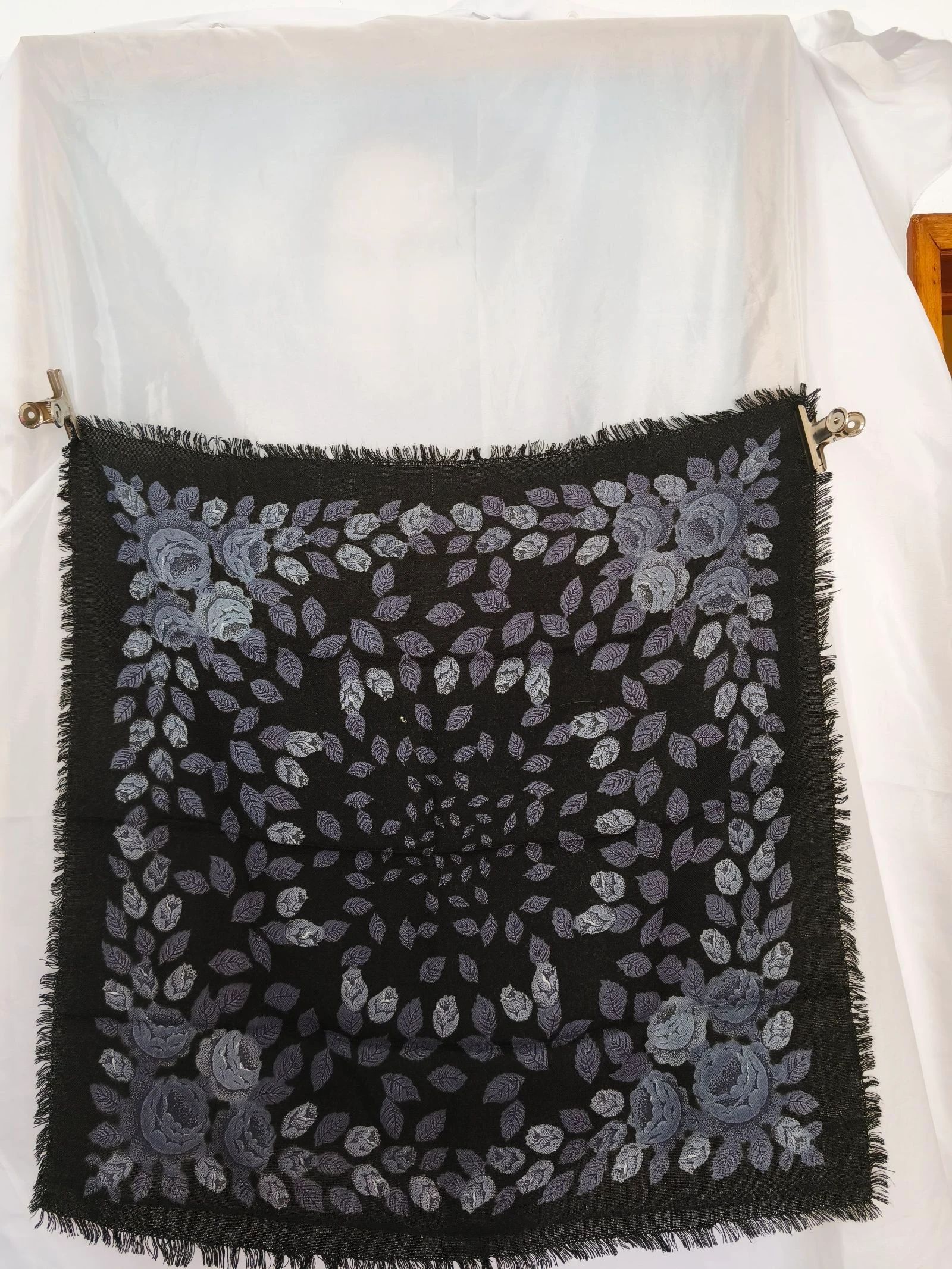 Lenço antigo com padrão floral em tons de preto e cinza. Possui franjas nas bordas.
- Design com flores e folhas.
- Acabamento com franjas.